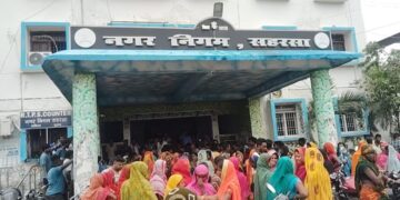 सफाईकर्मियों के अधिकारों का हनन अब बर्दाश्त नहीं’, नगर निगम में सफाईकर्मियों का धरना-प्रदर्शन