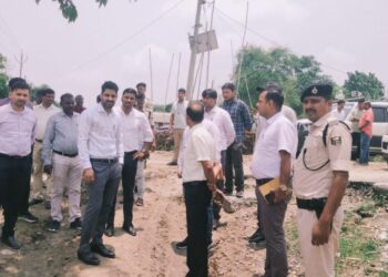 किशनगंज -ग्राम पंचायत गाछपाड़ा में तटबंध का निरीक्षण करते डीएम किशनगंज नवीन कुमार
