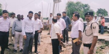 किशनगंज -ग्राम पंचायत गाछपाड़ा में तटबंध का निरीक्षण करते डीएम किशनगंज नवीन कुमार