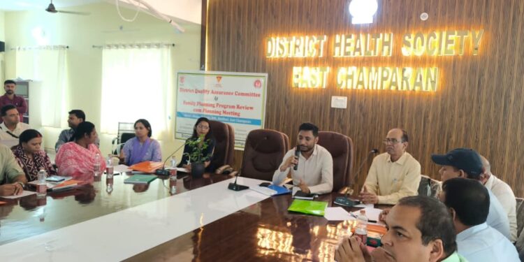 परिवार नियोजन के बारे में लोगों के बीच जागरूकता फैलाएं: जिलाधिकारी