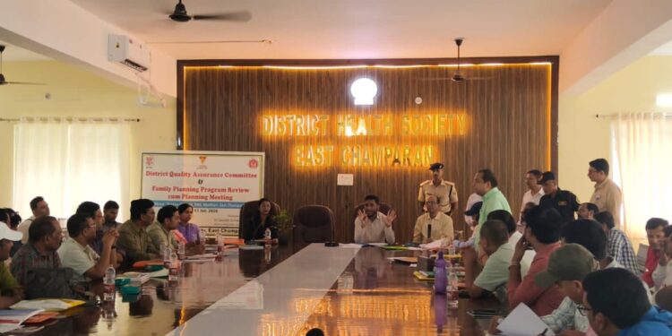 परिवार नियोजन के बारे में लोगों के बीच जागरूकता फैलाएं: जिलाधिकारी