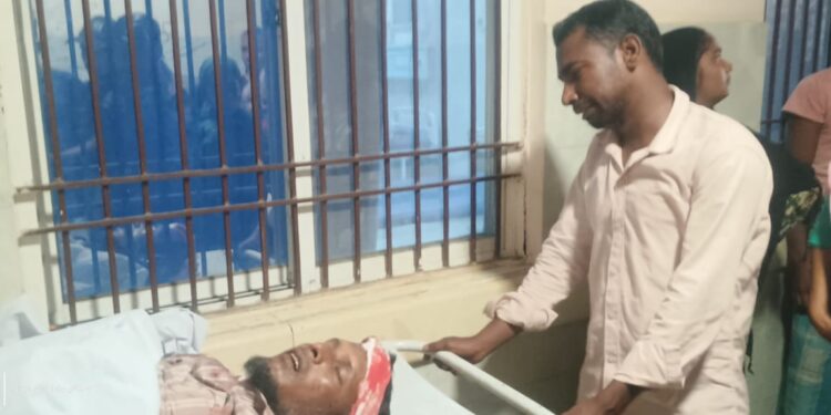 इलाज कराने जा रहे पिता की सड़क हादसे में मौत, बेटा घायल; ट्रैफिक व्यवस्था पर उठे सवाल