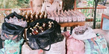 सिकटी थाना पुलिस कि बड़ी कारवाई में 324 लीटर नेपाली शराब के साथ 5 चोरी की बाइक बरामद।