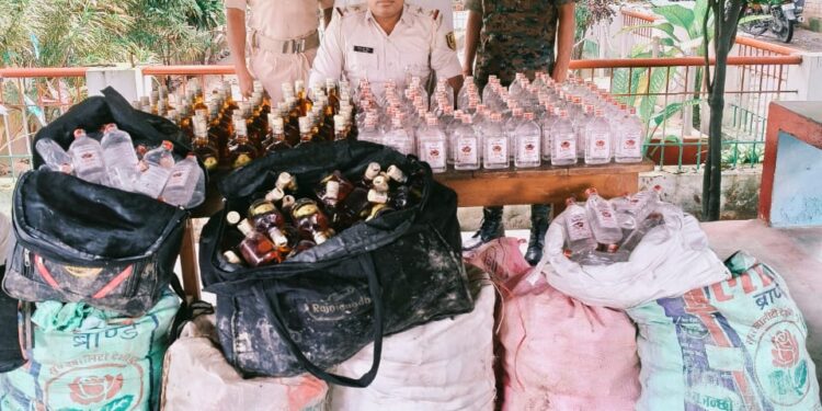 सिकटी थाना पुलिस कि बड़ी कारवाई में 324 लीटर नेपाली शराब के साथ 5 चोरी की बाइक बरामद।