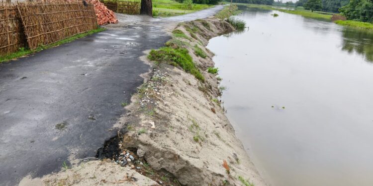 पहली ही बारिश में उखड़ने लगी लाखों की सड़क, लचहा नदी के कटाव से अस्तित्व पर मंडराया खतरा