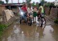 बारिश ने खोली सड़क निर्माण की पोल, कीचड़ और जलजमाव से राहगीर परेशान