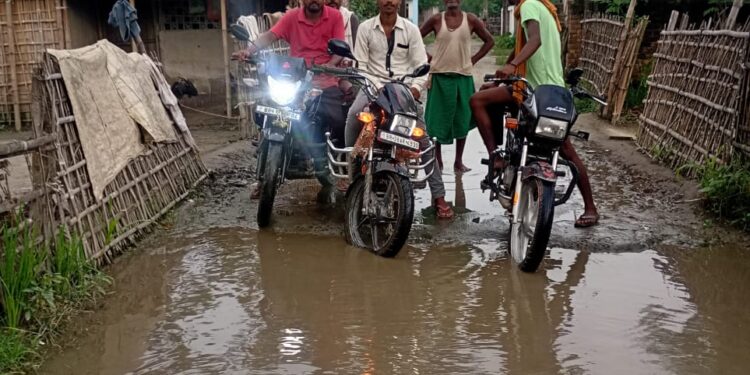 बारिश ने खोली सड़क निर्माण की पोल, कीचड़ और जलजमाव से राहगीर परेशान