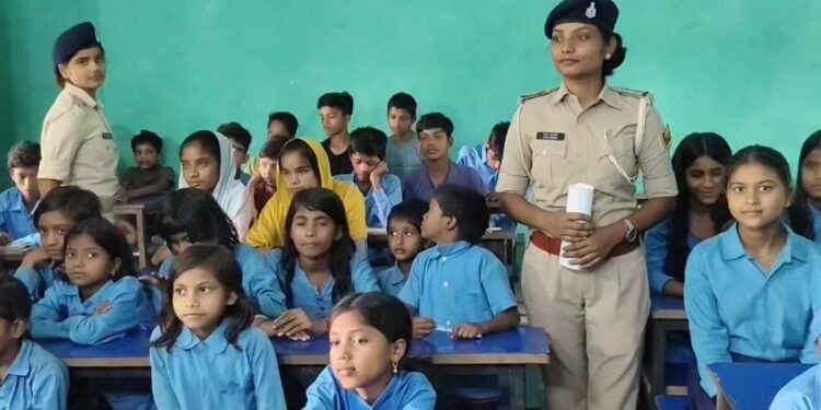 मानव तस्करी के खिलाफ महलगांव पुलिस का जागरूकता अभियान, छात्रों को दिए सुरक्षा के टिप्स