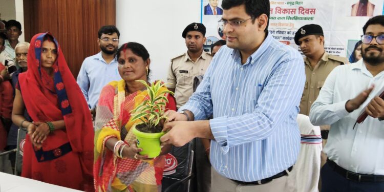 पंचायत दिवस पर सिरसिया कला पहुंचे डीएम बिनोद दुहन, जनसंवाद में सुनी ग्रामीणों की समस्याएं