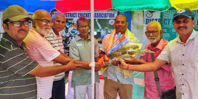 30 वर्षों बाद अररिया पहुंचे संस्थापक सदस्य शैलेंद्र कुमार का जिला क्रिकेट संघ ने किया सम्मान