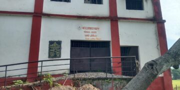 बदहाल बाढ़ आश्रय स्थल बना जलावन रखने का ठिकाना, आपदा में नहीं आएगा काम