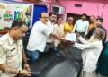 भूमिहीन 12 परिवारों को मिली 3-3 डिसीमल जमीन की बंदोबस्ती, प्रशासन ने वितरित किए पर्चे