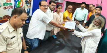 भूमिहीन 12 परिवारों को मिली 3-3 डिसीमल जमीन की बंदोबस्ती, प्रशासन ने वितरित किए पर्चे