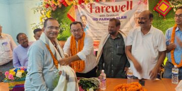 निवर्तमान बीडीओ के स्थानांतरण पर समारोह आयोजित कर सम्मानित करते हुए बिदाई दी गयी