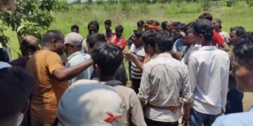 फारबिसगंज में चोरी के शक में तीन युवकों को खूंटे से बांधकर बेरहमी से पीटा, वायरल वीडियो से मचा हड़कंप।