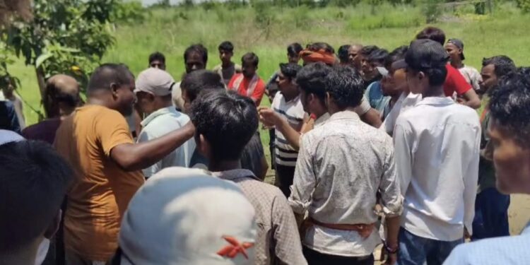 फारबिसगंज में चोरी के शक में तीन युवकों को खूंटे से बांधकर बेरहमी से पीटा, वायरल वीडियो से मचा हड़कंप।