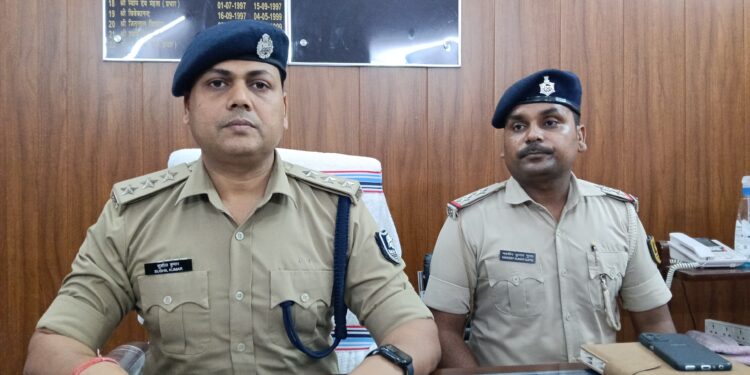 बैरगाछी /अररिया – 707 लीटर कोडिनयुक्त कफ सिरप बरामद, चालक फरार