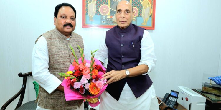 नई दिल्ली/अररिया – रक्षा मंत्री से मिले सांसद प्रदीप कुमार सिंह