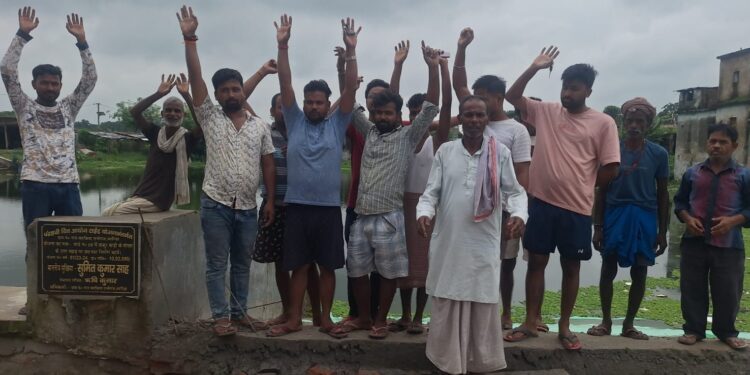 लनिर्माणाधीन छठ घाट में अनियमितता पर ग्रामीणों का हंगामा, जांच के बाद काम रुका