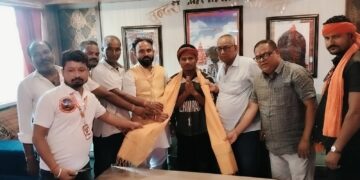सुल्तानगंज से 80 लीटर गंगाजल लेकर पैदल पहुंचे बाबा सुंदरनाथ धाम, अमर मंडल का हुआ सम्मान