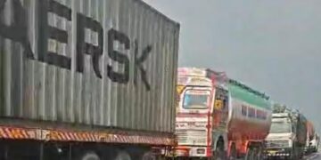 सीएचए की हड़ताल से जोगबनी में ट्रकों की लंबी कतार, कस्टम क्लियरेंस ठप।