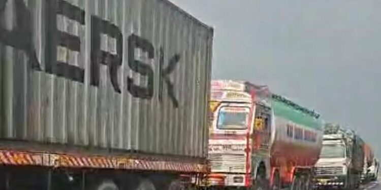 सीएचए की हड़ताल से जोगबनी में ट्रकों की लंबी कतार, कस्टम क्लियरेंस ठप।