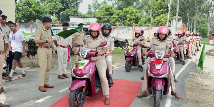 सहरसा में पुलिस दीदी योजना के तहत महिला पुलिसकर्मियों को मिली स्कूटी