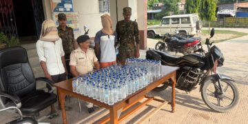 घूरना पुलिस का रात्रि गश्ती के दौरान बड़ा एक्शन: बाइक से ले जाई जा रही 176 बोतल नेपाली शराब जब्त, 2 दबोचे गए