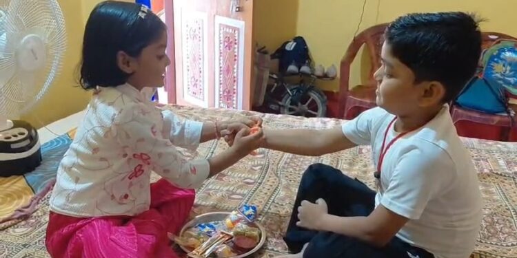 रक्षाबंधन पर बहनों ने उतारी भाइयों की आरती, मिला रक्षा का अटूट संकल्प