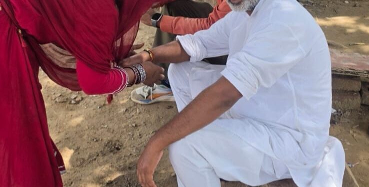 हिंदू बहन ने मुस्लिम भाई की कलाई पर बांधी राखी, पेश की भाईचारे की मिसाल