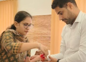 डीएम किशनगंज नवीन कुमार को राखी बांधती एक बहन…