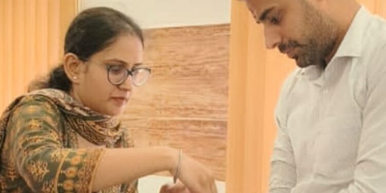 डीएम किशनगंज नवीन कुमार को राखी बांधती एक बहन…