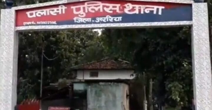 पलासी जमीन विवाद में मारपीट व महिला के साथ अभद्रता का आरोप,थाना में आवेदन 