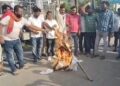 सहरसा – पत्रकार से मारपीट के विरोध में छात्र संगठनों ने फूंका पुतला, कार्रवाई की मांग