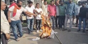 सहरसा – पत्रकार से मारपीट के विरोध में छात्र संगठनों ने फूंका पुतला, कार्रवाई की मांग