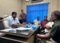 अररिया – बैरिकेडिंग को लेकर दुकानदारों में नाराजगी, नगर परिषद ने दी व्यवस्था की जानकारी