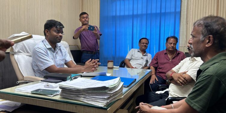 अररिया – बैरिकेडिंग को लेकर दुकानदारों में नाराजगी, नगर परिषद ने दी व्यवस्था की जानकारी