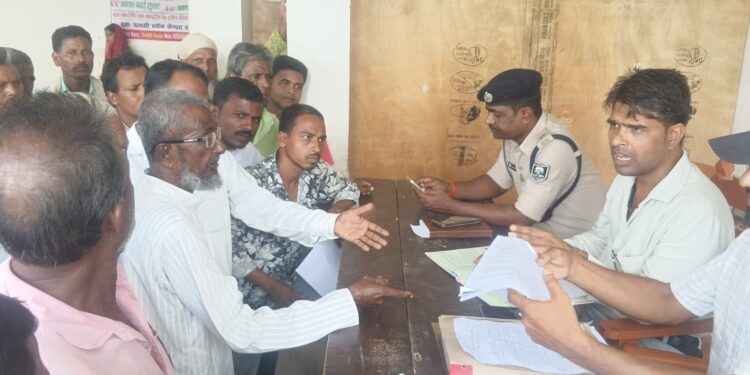 पलासी में जनता दरबार में 11 भूमि विवाद मामलों की सुनवाई, 5 का निष्पादन