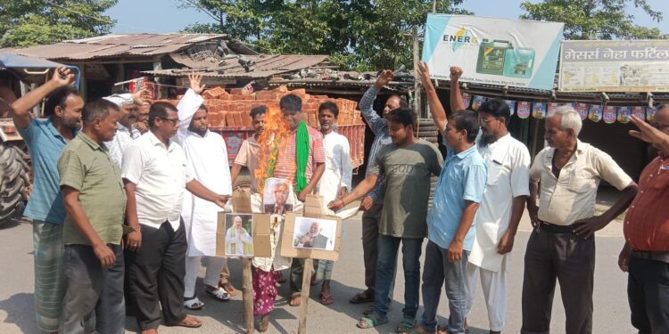 पलासी अररिया ज्ञानेश कुमार के खिलाफ राजद कार्यकर्ताओं का प्रदर्शन, इस्तीफे की मांग
