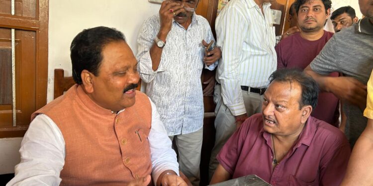 अररिया – दुकानों के सामने बैरिकेडिंग से कारोबार प्रभावित होने की आशंका, सांसद से हस्तक्षेप की मांग