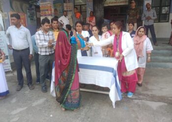 सामुदायिक स्वास्थ्य केंद्र रुन्नीसैदपुर में टीबी मरीजों को बांटी गई पोषण किट