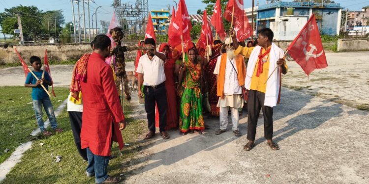 पलासी मुख्य चुनाव आयुक्त के खिलाफ किसान सभा और खेत मजदूर यूनियन का प्रदर्शन, किया पुतला दहन