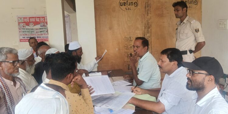 पलासी प्रखंड मुख्यालय में शनिवार को भूमि विवादों के त्वरित निष्पादन को लेकर जनता दरबार का आयोजन
