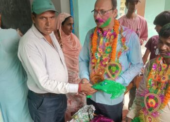 पलासी प्राथमिक विद्यालय धुमगढ़ महादेवकोल में शिक्षक मनोज कुमार झा को दी गई भावभीनी विदाई
