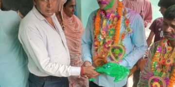 पलासी प्राथमिक विद्यालय धुमगढ़ महादेवकोल में शिक्षक मनोज कुमार झा को दी गई भावभीनी विदाई