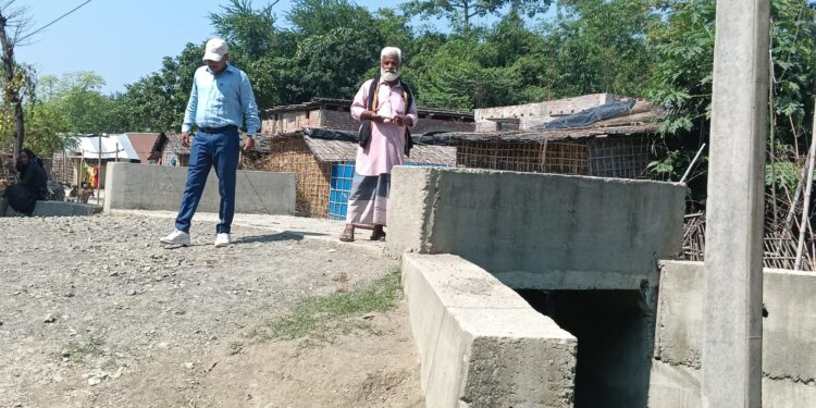 फारबिसगंज – डुमरिया कैनाल का नहर के चैनल ध्वस्त कर बनाई सड़क