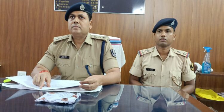 अररिया – बरदाहा में 102 ग्राम स्मैक के साथ महिला गिरफ्तार, पति फरार