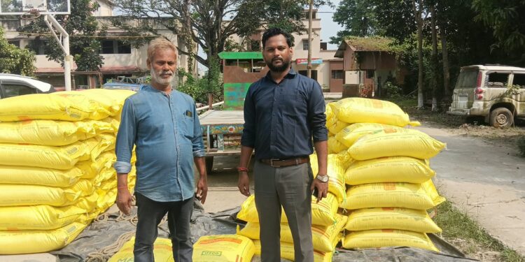 अररिया पलासी में कालाबाजारी के लिए ले जा रहे 90 बोरी यूरिया जब्त, चालक गिरफ्तार