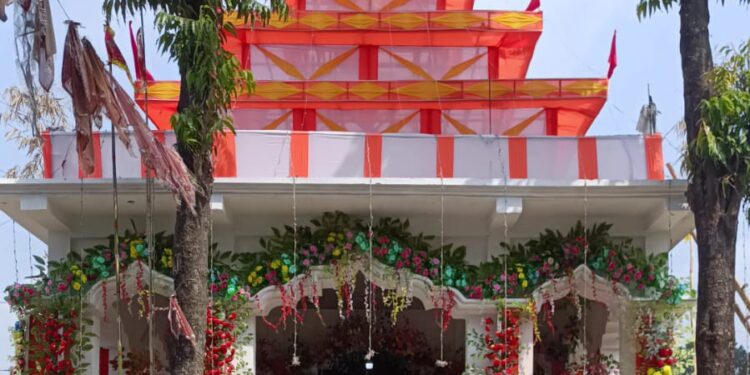 अररिया पलासी कनखूदिया के 100 साल पुराने दुर्गा मंदिर में अष्टमी पूजा,
