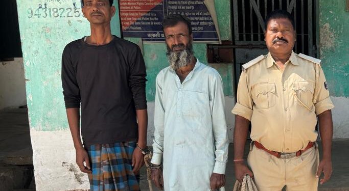 पलासी चौक पर बुजुर्ग की बहू व पोते को लेकर सीएनजी चालक फरार, दो हिरासत में